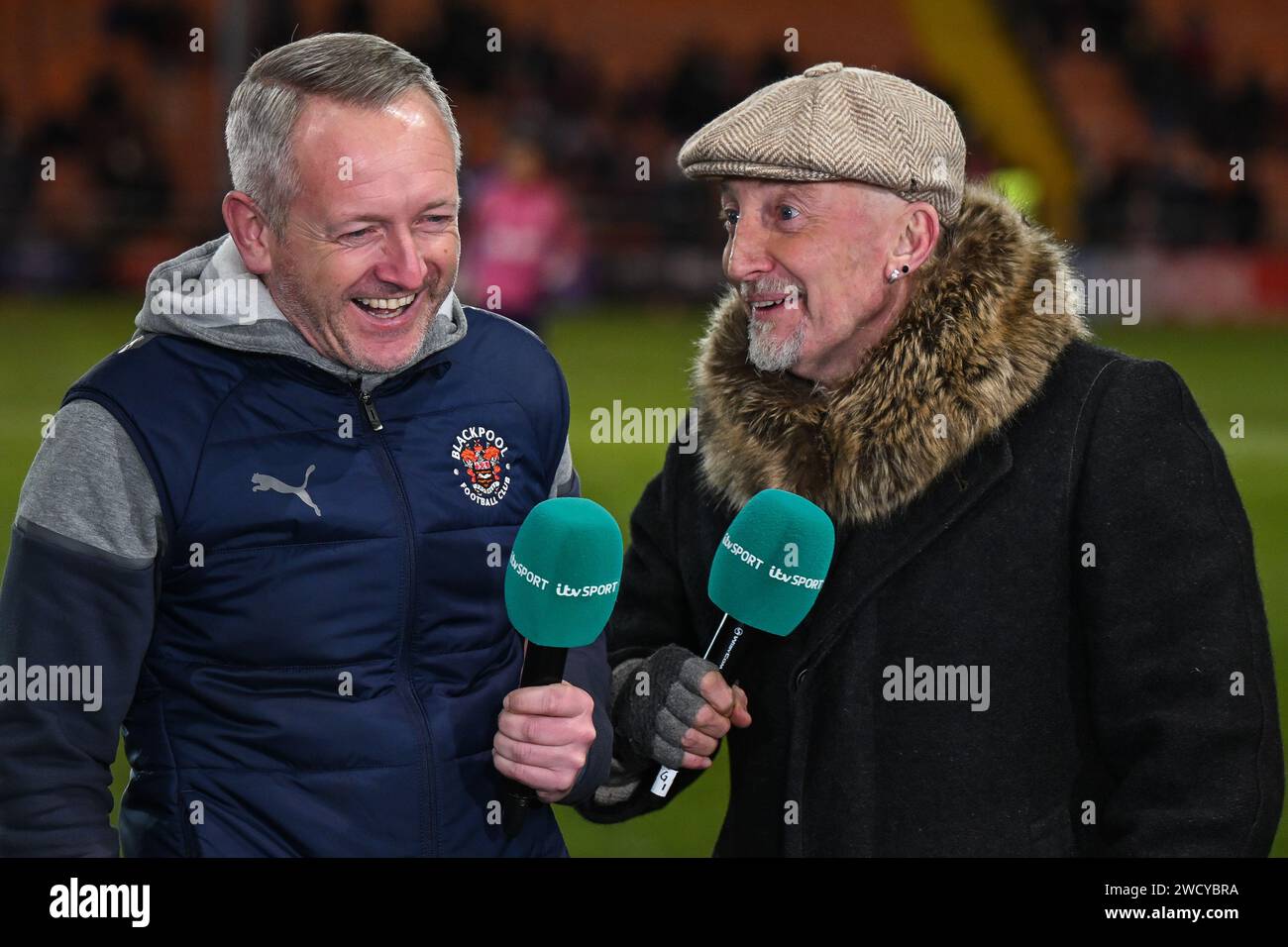 Neil Critchley Manager de Blackpool et ITV Pundit et l'ancien Manager de Blackpool Ian Holloway partagent une blague lors de l'interview pré-match avant le match de Replay du troisième tour de la coupe d'Angleterre de l'Emirates FA, Blackpool vs Nottingham Forest à Bloomfield Road, Blackpool, Royaume-Uni, le 17 janvier 2024 (photo de Craig Thomas/News Images) Banque D'Images