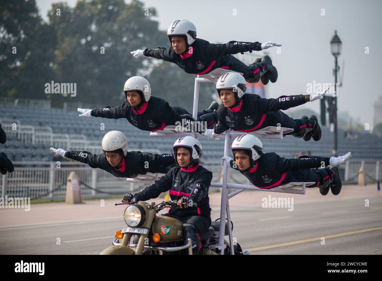 New Delhi, Inde. 17 janvier 2024. Le groupe de motards de la Force de police centrale de réserve (CRPF) 'Yashawini' effectue des cascades à vélo lors d'une répétition avant le défilé de la Fête de la République à venir sur le chemin de kartavya, New Delhi. L’Inde célèbre le 75e jour de la République. Crédit : SOPA Images Limited/Alamy Live News Banque D'Images