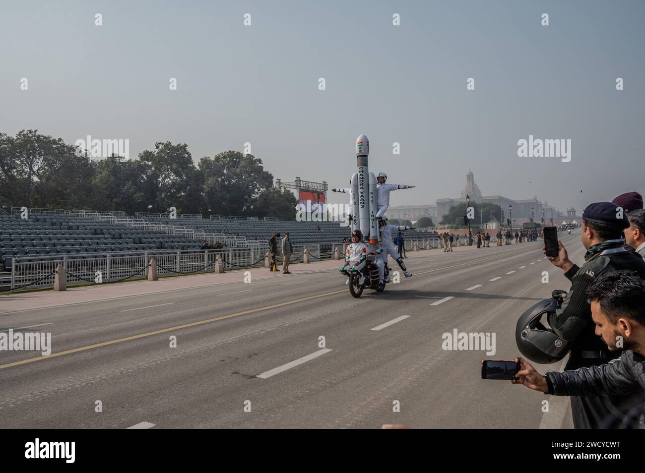 New Delhi, Inde. 17 janvier 2024. Le groupe de motards de la Force de police centrale de réserve (CRPF), Yashawini, roule en formation avec un modèle de chandrayaan lors d'une répétition avant le défilé de la fête de la République sur le chemin Kartavya, New Delhi. L’Inde célèbre le 75e jour de la République. Crédit : SOPA Images Limited/Alamy Live News Banque D'Images