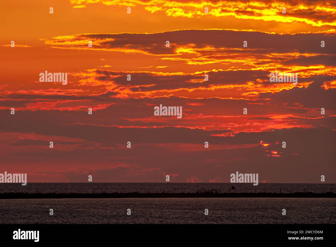 Magnifique coucher de soleil sur la plage de cortadura sur Cadix, Espagne Banque D'Images