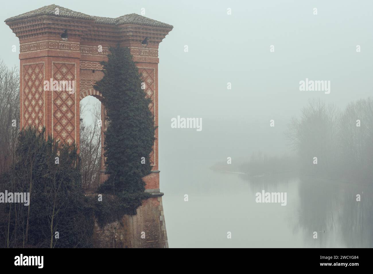 Pollenzo (Cuneo), Italie. 16 janvier 2024. Une image de la rivière Tanaro près du pont néo-mauresque de Carlo Alberto de Savoie Banque D'Images