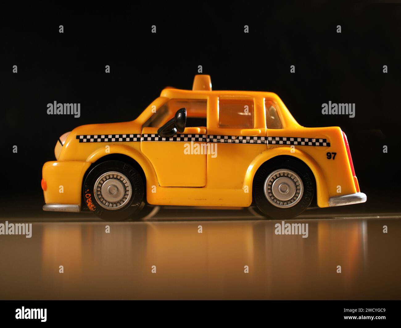 Miami, Floride, États-Unis - 29 novembre 2023 : Tyler taxi, jouet à collectionner sorti par Chevron en 1997 dans le cadre d'une campagne publicitaire. Banque D'Images