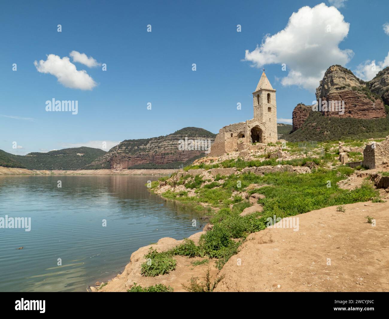 Église dans le marais de Sau pendant la sécheresse. Rareté de l'eau en Espagne, problèmes environnementaux. Banque D'Images