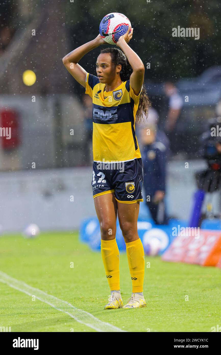 Sydney, Australie. 17 janvier 2024. Jazmin Wardlow des Mariners se prépare à lancer un ballon lors du match RD3 féminin de La A-League entre le Sydney FC et les Central Coast Mariners à Leichhardt Oval le 17 janvier 2024 à Sydney, Australie Credit : IOIO IMAGES/Alamy Live News Banque D'Images