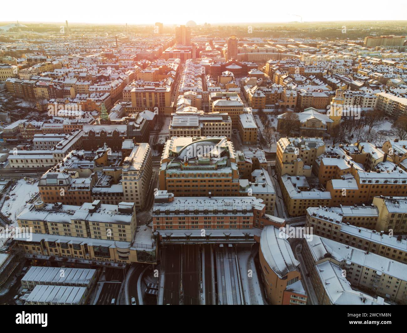 Vue panoramique aérienne du quartier de Sodermalm à Stockholm, Suède, en hiver avec neige sur les toits et soleil matinal. Banque D'Images