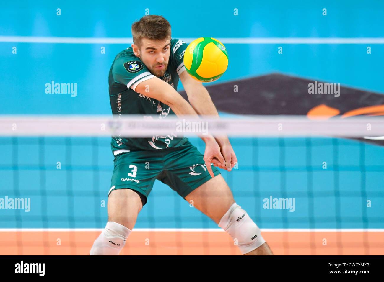 Jastrzebie Zdroj, Pologne. 17 janvier 2024. Jakub Popiwczak lors du match de la Ligue des champions de volleyball masculin CEV entre Jastrzebski Wegiel et SVG Luneburg le 17 janvier 2024 à Jastrzebie-Zdroj, Pologne. (Photo de PressFocus/Sipa USA) crédit : SIPA USA/Alamy Live News Banque D'Images