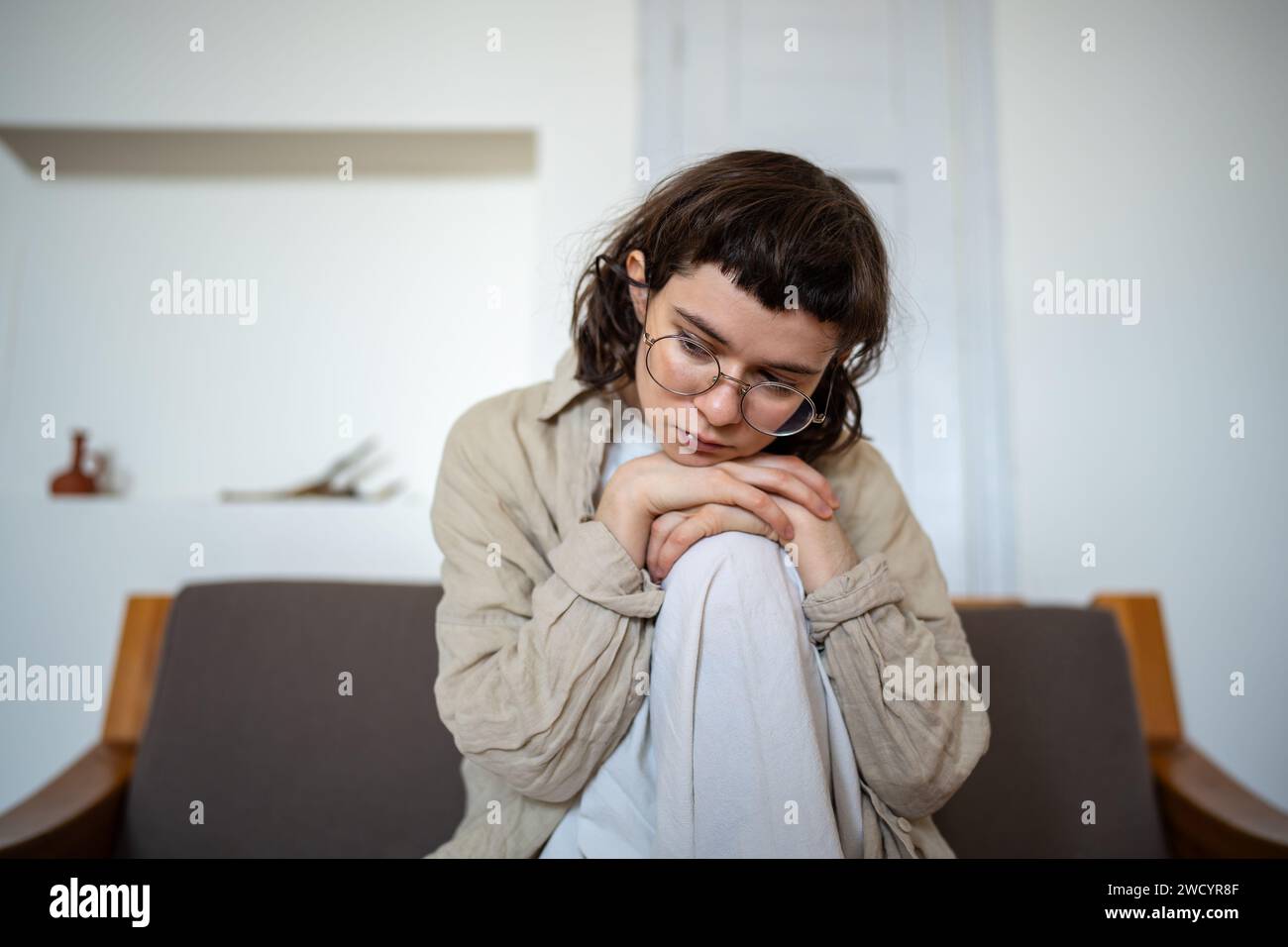 Déprimé fatigué solitaire adolescente désespérée tristement assise sur le canapé à la maison sentant chagrin, solitude Banque D'Images