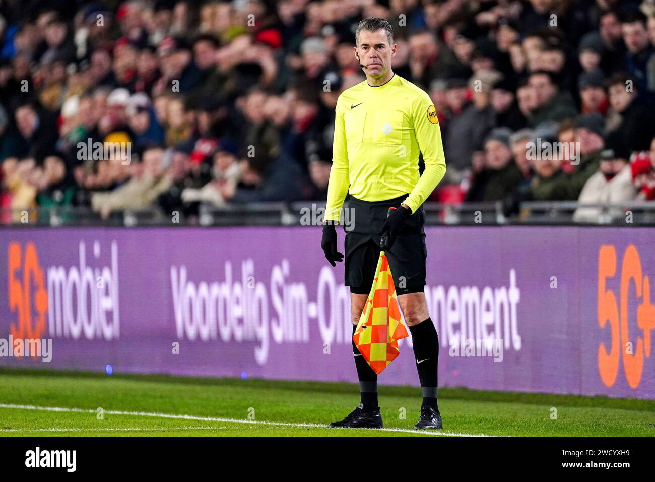 Eindhoven, pays-Bas. 17 janvier 2024. EINDHOVEN, PAYS-BAS - JANVIER 17 : l'arbitre assistant Charles Schaap regarde lors du match de la coupe Toto KNVB entre le PSV et le FC Twente au Philips Stadion le 17 janvier 2024 à Eindhoven, aux pays-Bas. (Photo de Joris Verwijst/Orange Pictures) crédit : dpa/Alamy Live News Banque D'Images