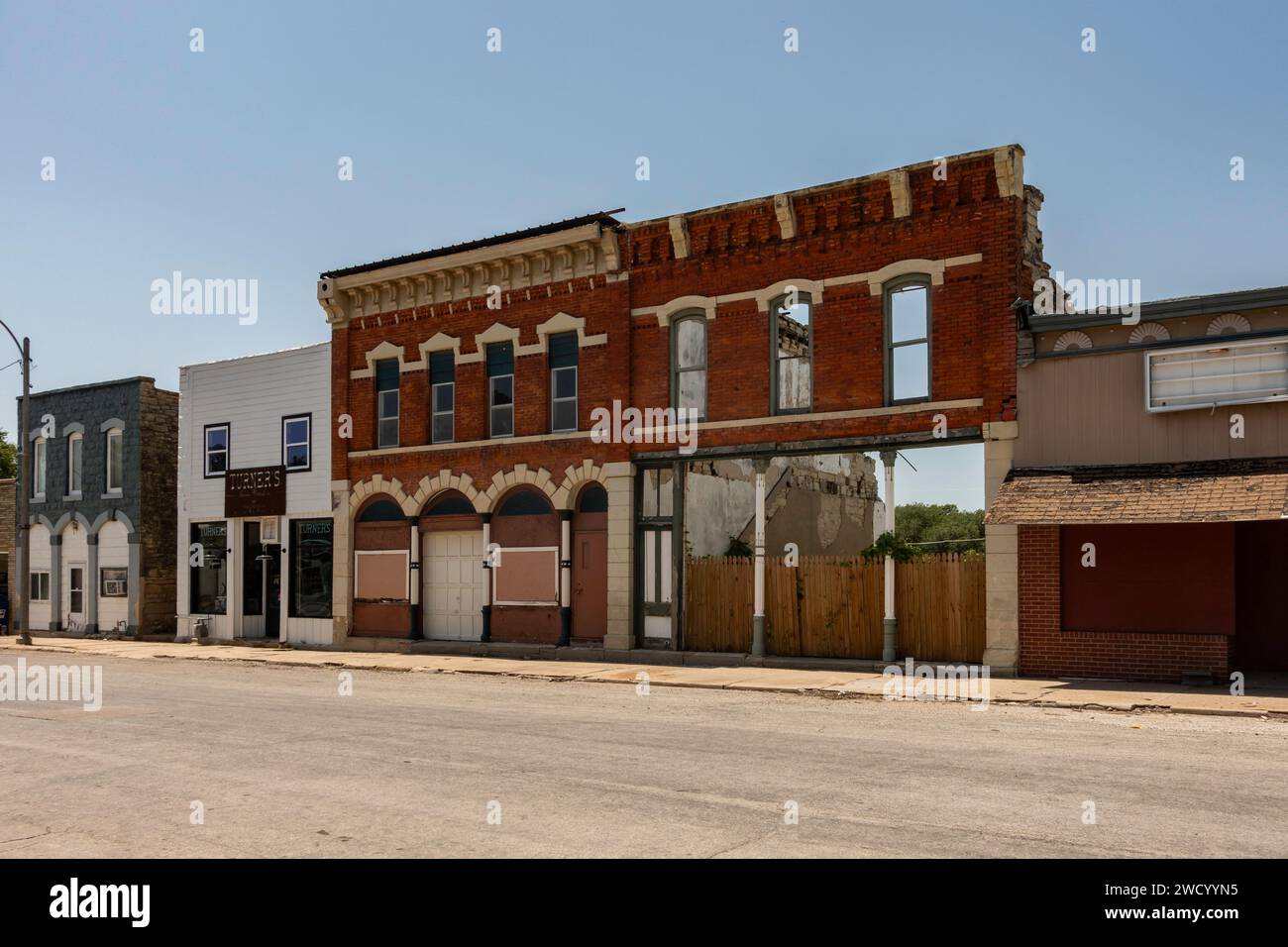 Burden, Kansas, USA petite ville de 535 personnes montrant une bande TT de bâtiments en brique du centre-ville, ymany hors des affaires. Banque D'Images