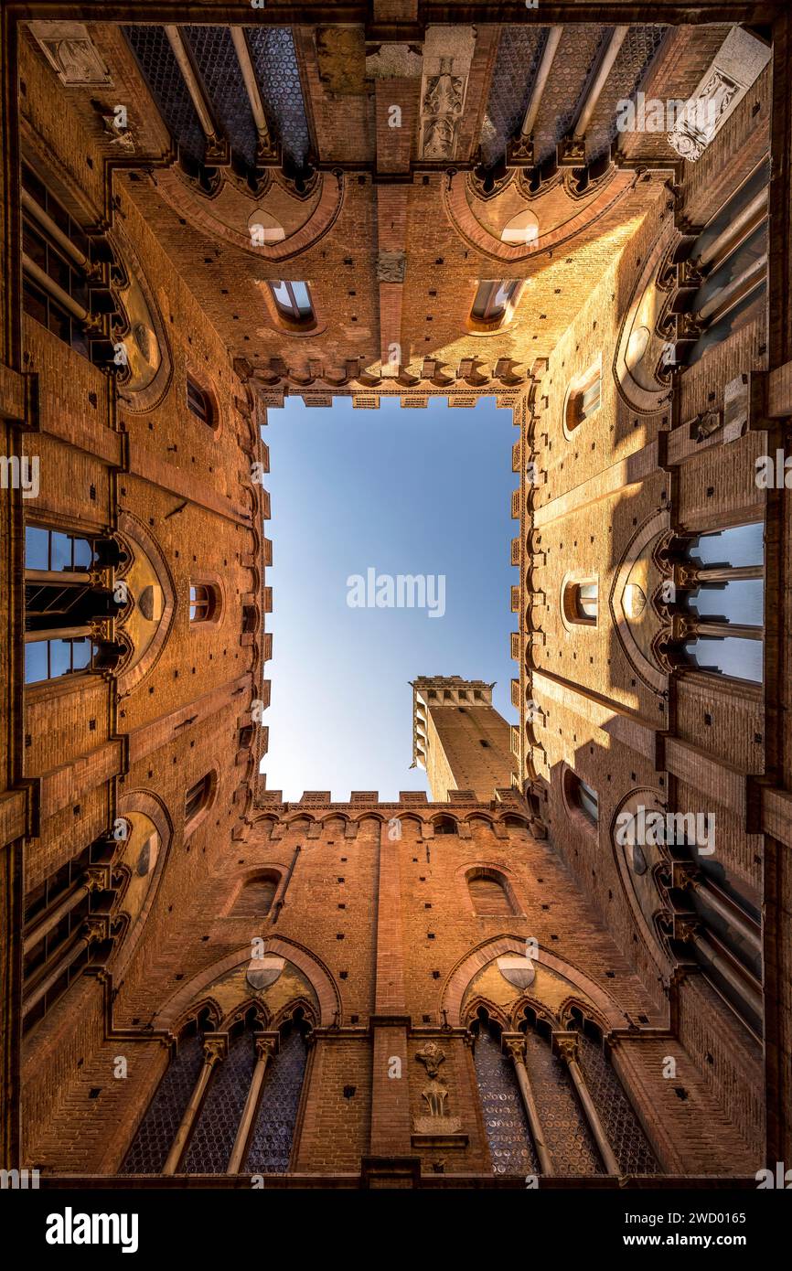 Sienne, Italie - 26 juillet 2023 : Cour du Palazzo Pubblico et Torre del Mangia à Sienne en Italie Banque D'Images