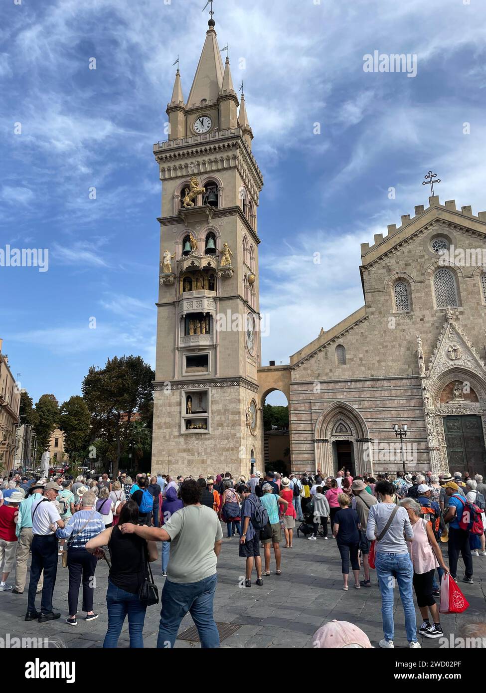 TOUR DE L'HORLOGE DE LA CATHÉDRALE DE MESSINE, SICILE. Les touristes attendent l'heure où les sculptures se déplaceront.photo : Tony Gale Banque D'Images