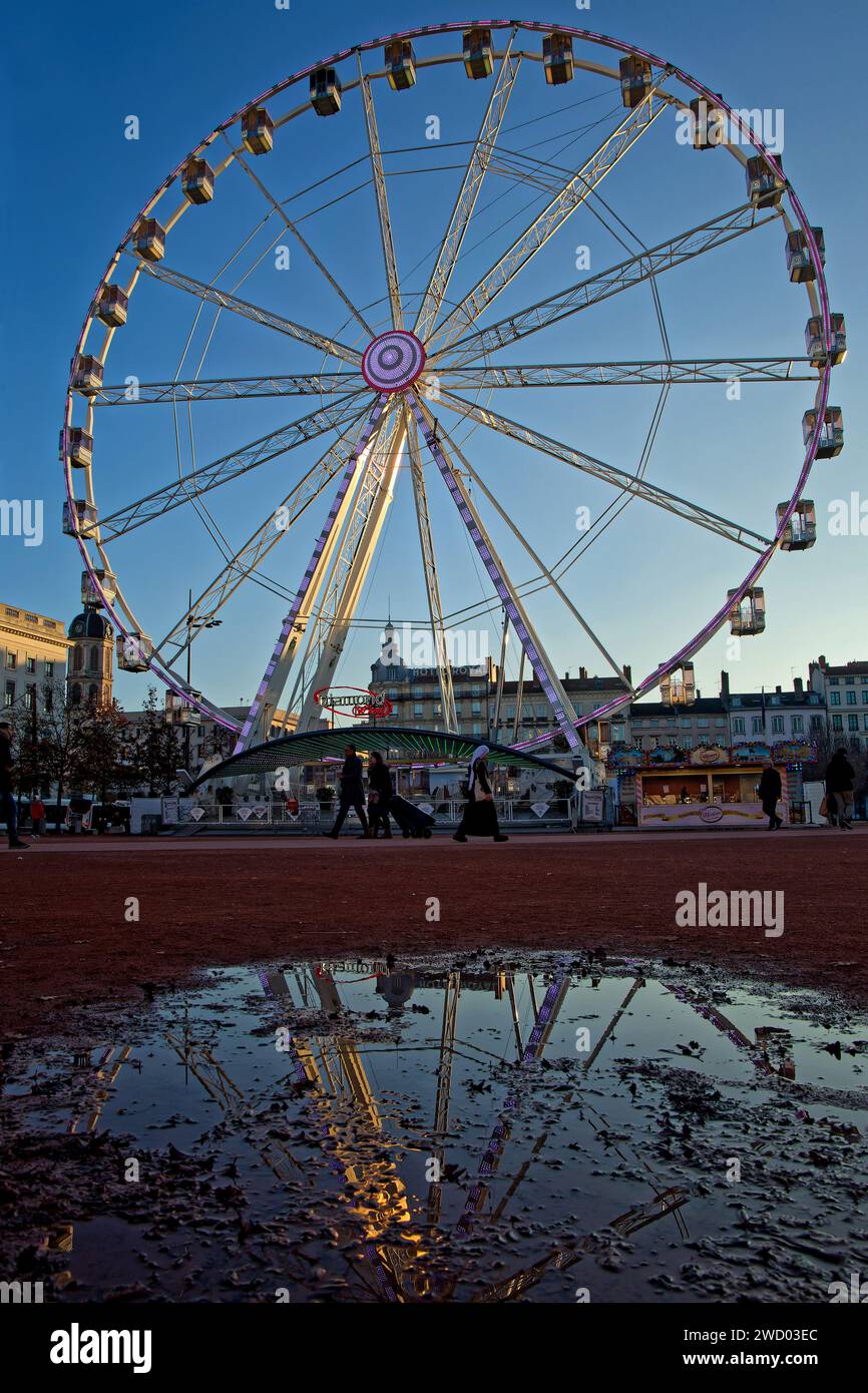 LYON, FRANCE, le 18 décembre 2023 : la grande roue de la place Bellecour en centre-ville est un divertissement traditionnel annuel Banque D'Images