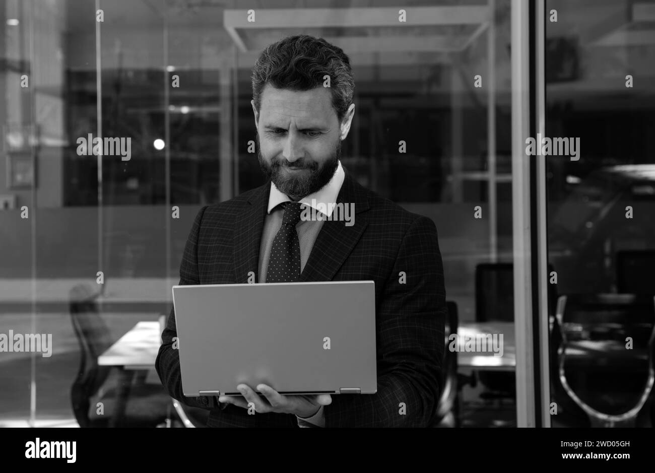 Portrait d'un homme d'affaires élégant utilisant un ordinateur portable à l'extérieur. Banque D'Images