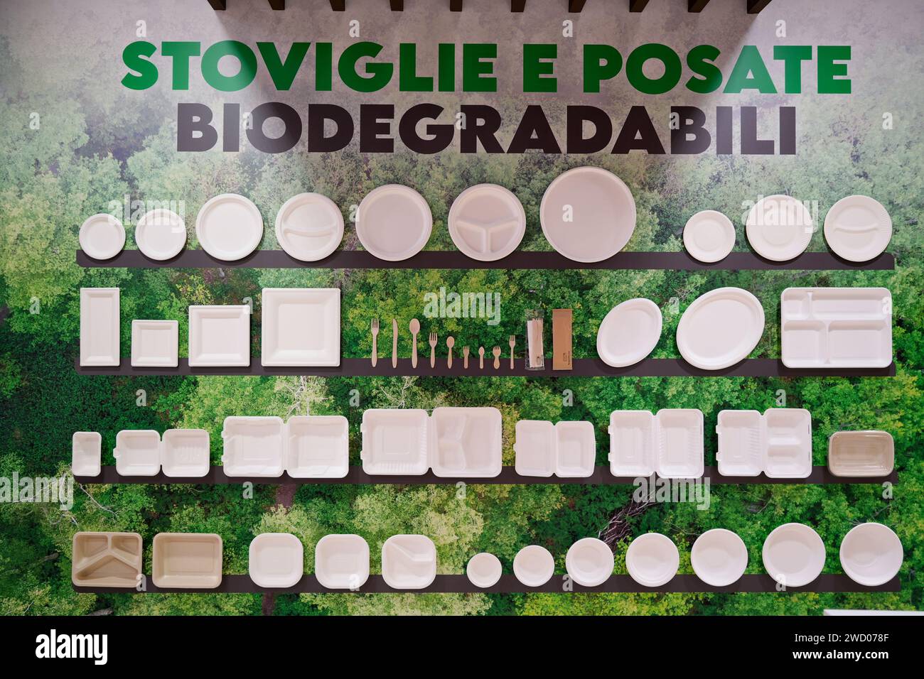 Milan, Italie - 17 janvier 2024 : vaisselle et couverts biodégradables exposés dans un magasin de décoration contre du plastique sur nos tables Banque D'Images