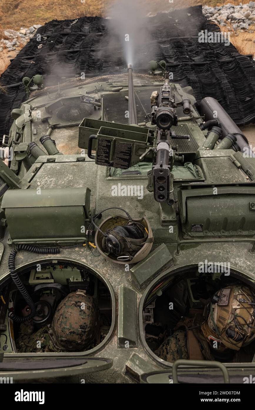 Le lieutenant J.G. Amanda Zielinski, originaire de Washington, et officier de guerre de surface avec l'Amphibious Squadron 4, tire un canon à chaîne Bushmaster de 25 mm à bord d'un véhicule blindé léger du corps des Marines 25 avec l'équipe de débarquement du bataillon 1/8, 24th Marine Expeditionary Unit (MEU), au cours d'une formation urbaine réaliste (RUT) à fort Barfoot, Virginie, le 16 janvier 2024. RUT offre à la 24e MEU la possibilité d'opérer dans des environnements inconnus, d'intégrer les unités de la Marine Air Ground Task Force et de s'entraîner pour être désigné comme étant capable d'opérations spéciales. (Photo du corps des Marines des États-Unis par lance Cpl Ryan Ramsam Banque D'Images