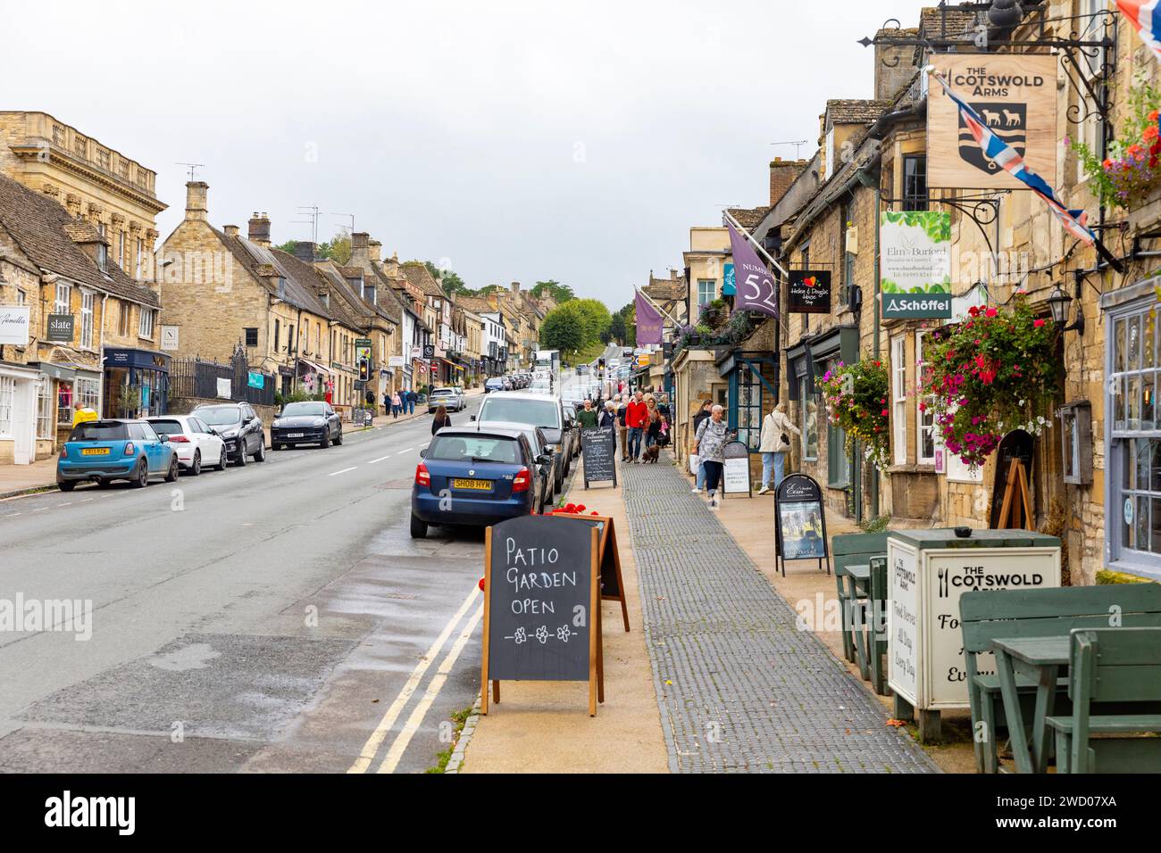 Centre-ville de Burford dans l'Oxfordshire, porte d'entrée des Cotswolds, vue le long de la grande rue des magasins et des magasins, Angleterre, Royaume-Uni, 2023 Banque D'Images