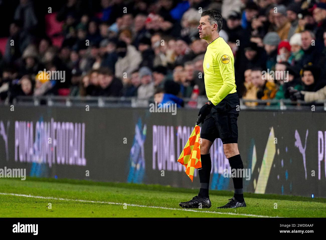 Eindhoven, pays-Bas. 17 janvier 2024. EINDHOVEN, PAYS-BAS - JANVIER 17 : l'arbitre assistant Charles Schaap regarde lors du match de la coupe Toto KNVB entre le PSV et le FC Twente au Philips Stadion le 17 janvier 2024 à Eindhoven, aux pays-Bas. (Photo de Joris Verwijst/Orange Pictures) crédit : dpa/Alamy Live News Banque D'Images