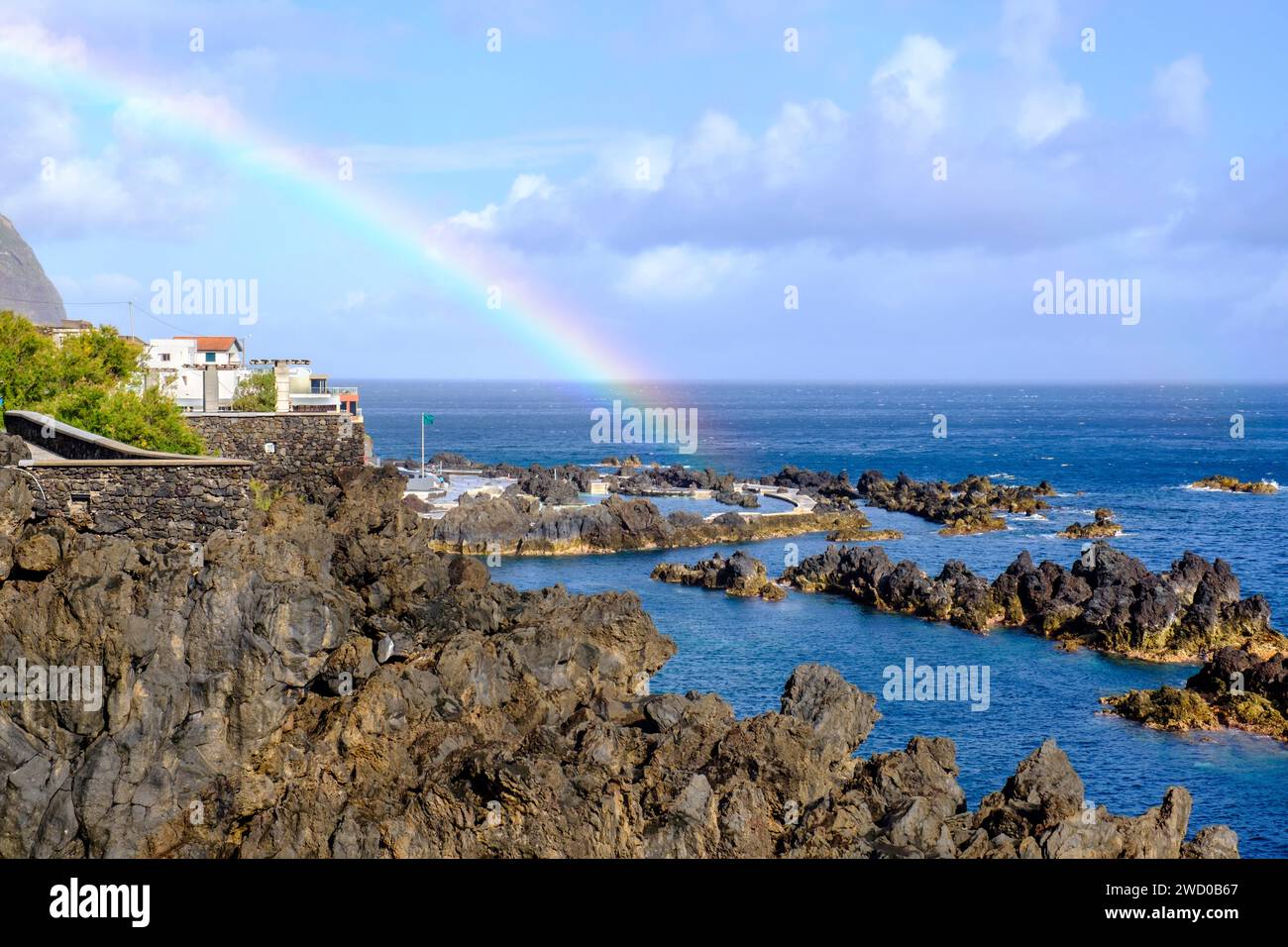 Piscines de lave naturelle paysage marin, arc-en-ciel sur Porto Moniz piscine de marée océanique, piscine de mer, côte rocheuse nord de l'île de Madère, Portugal Banque D'Images