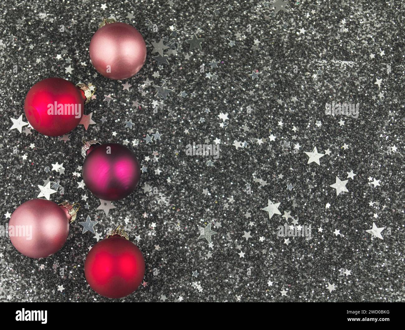 Boules de sapin de Noël rouges sur des étoiles argentées, décoration de Noël Banque D'Images
