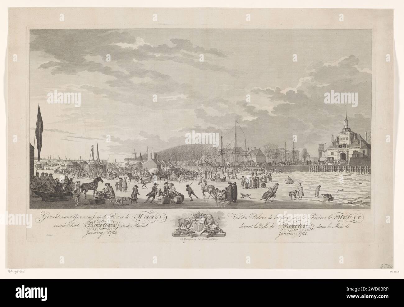 ICE Entertainment on the Maas near Rotterdam, 1784, Mathias de Sallieth, d'après Theodorus de Roode, 1784 print Ice Entertainment on the Frozen Maas for Rotterdam. A droite l'ancienne porte principale, à gauche les arbres. Avec beaucoup de personnes et de groupes sur la glace, à gauche une barge à glace avec plusieurs personnes, à droite un traîneau tiré par des chevaux avec deux personnes. Janvier 1784. Dans la légende de Titels en néerlandais et en français de part et d'autre d'une vignette de deux lions avec les armoiries de la ville de Rotterdam. Rotterdam papier gravure / gravure de glace  temps glacial. Sports d'hiver Rotterdam. Hoofdpoort. Banque D'Images