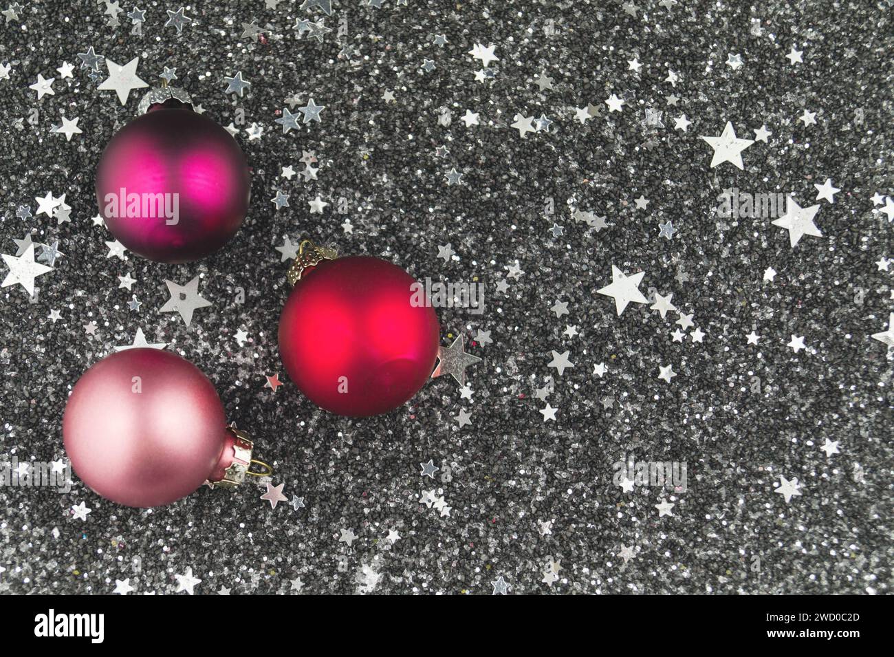 Boules de sapin de Noël rouges sur des étoiles argentées, décoration de Noël Banque D'Images