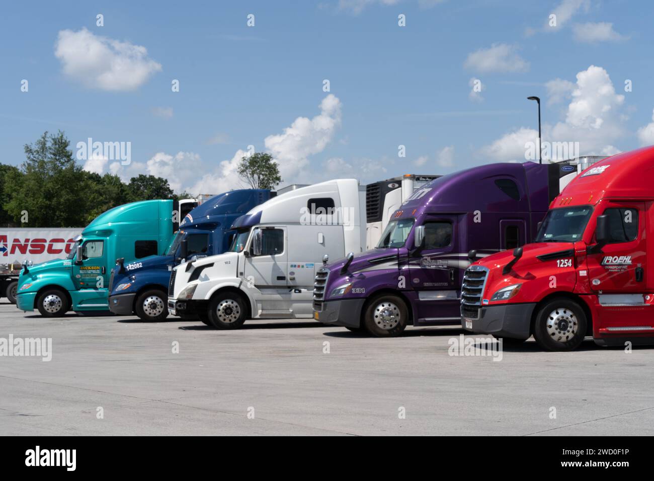 Somerset, Pennsylvanie – 23 juillet 2023 : semi-camions stationnés dans le stationnement à l'arrêt sur l'autoroute à péage de Pennsylvanie. Banque D'Images