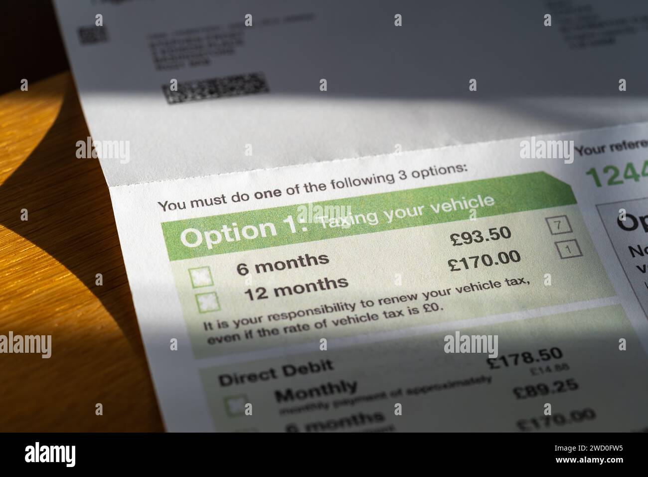 Un formulaire V11 Vehicle Tax Reminder envoyé par le DVLA aux propriétaires de voitures au Royaume-Uni, leur rappelant de taxer leur voiture / véhicule. Angleterre Banque D'Images