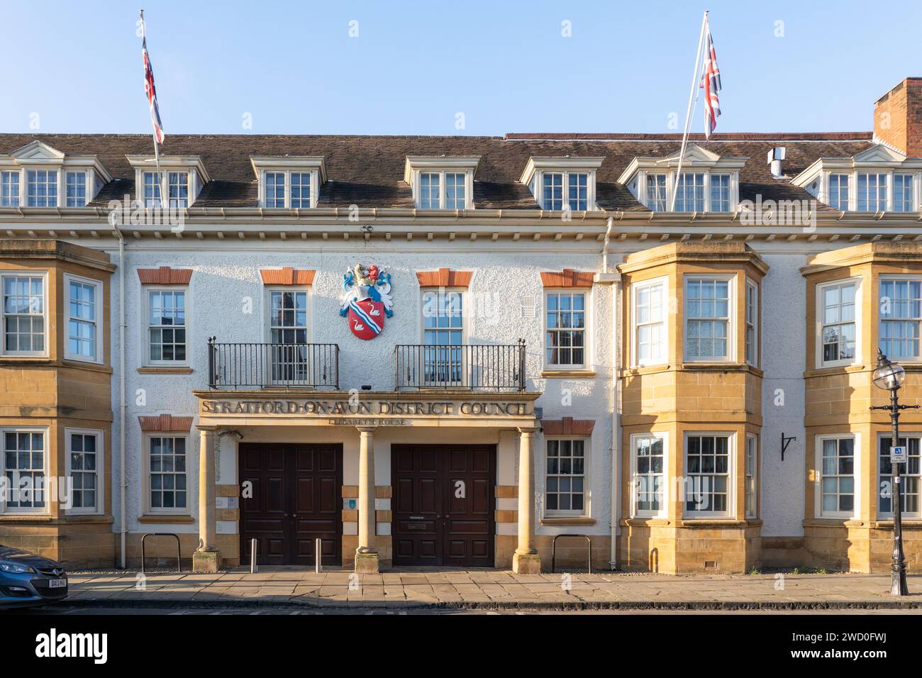 Stratford upon Avon District council Building - Elizabeth House on Church Street - un bâtiment en pierre de couleur miel avec des drapeaux britanniques accrochés au-dessus. ROYAUME-UNI Banque D'Images