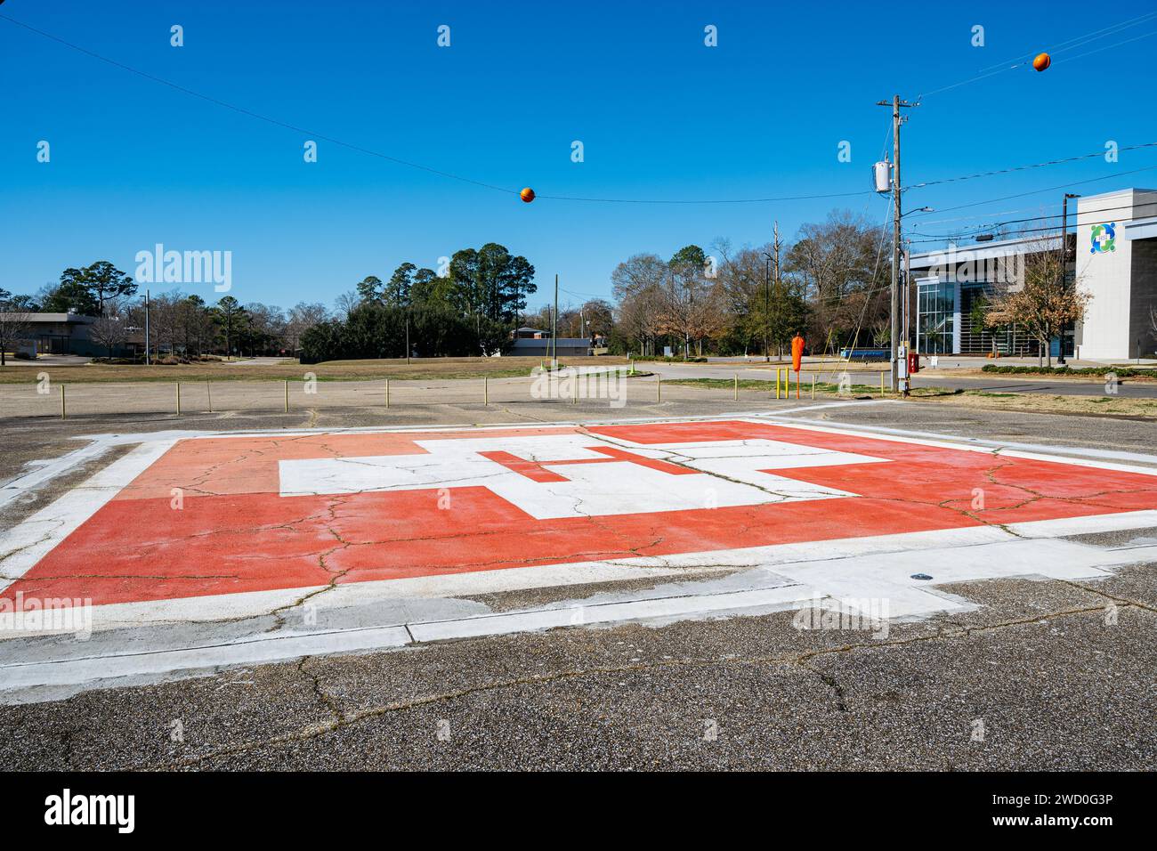 Hélistal peint d'hôpital ou aire d'atterrissage d'hélicoptère ou zone pour les patients d'urgence critique de vol de vie à Montgomery Alabama, États-Unis. Banque D'Images