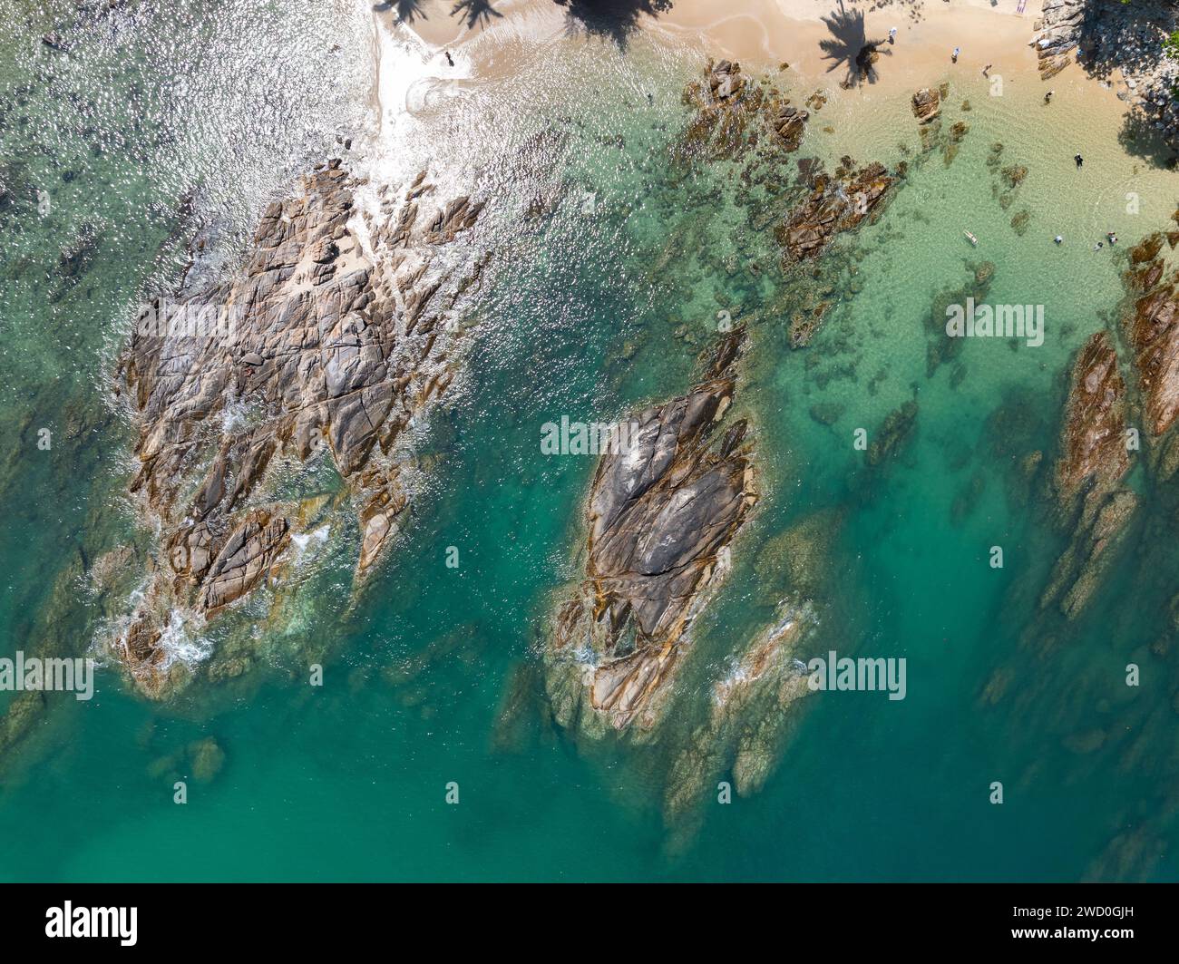 Étonnantes grandes vagues de mer s'écrasant sur des rochers paysage marin, caméra drone de vue aérienne de fond de vagues de mer d'océan Banque D'Images