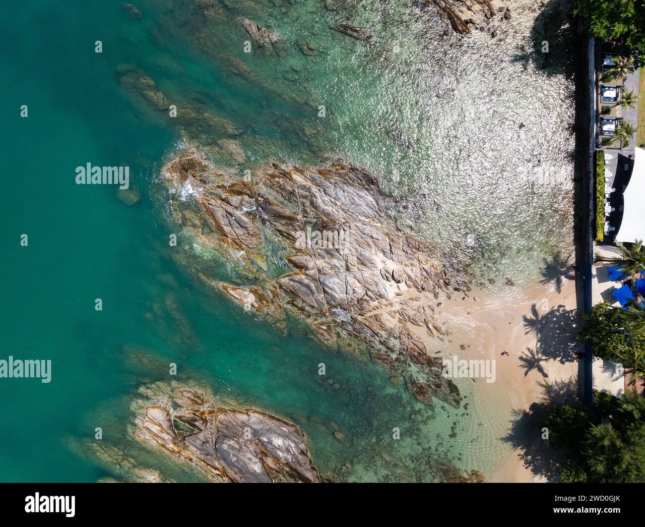 Étonnantes grandes vagues de mer s'écrasant sur des rochers paysage marin, caméra drone de vue aérienne de fond de vagues de mer d'océan Banque D'Images