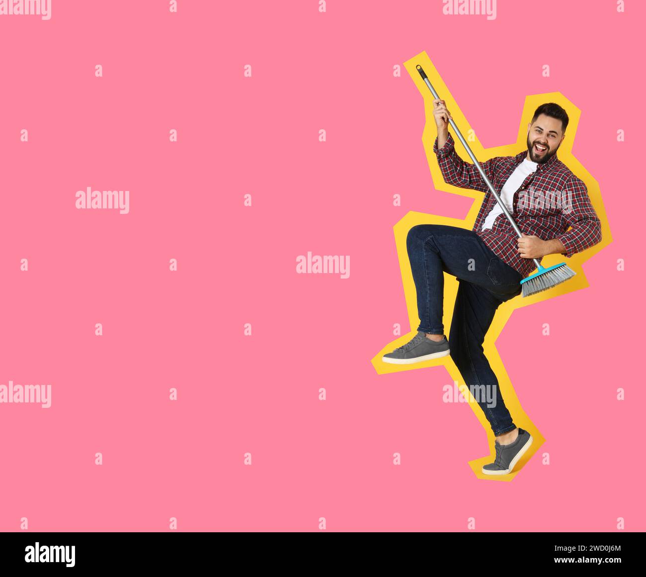 Affiche pop art. Jeune homme avec balai s'amusant sur fond rose. Espace pour le texte Banque D'Images