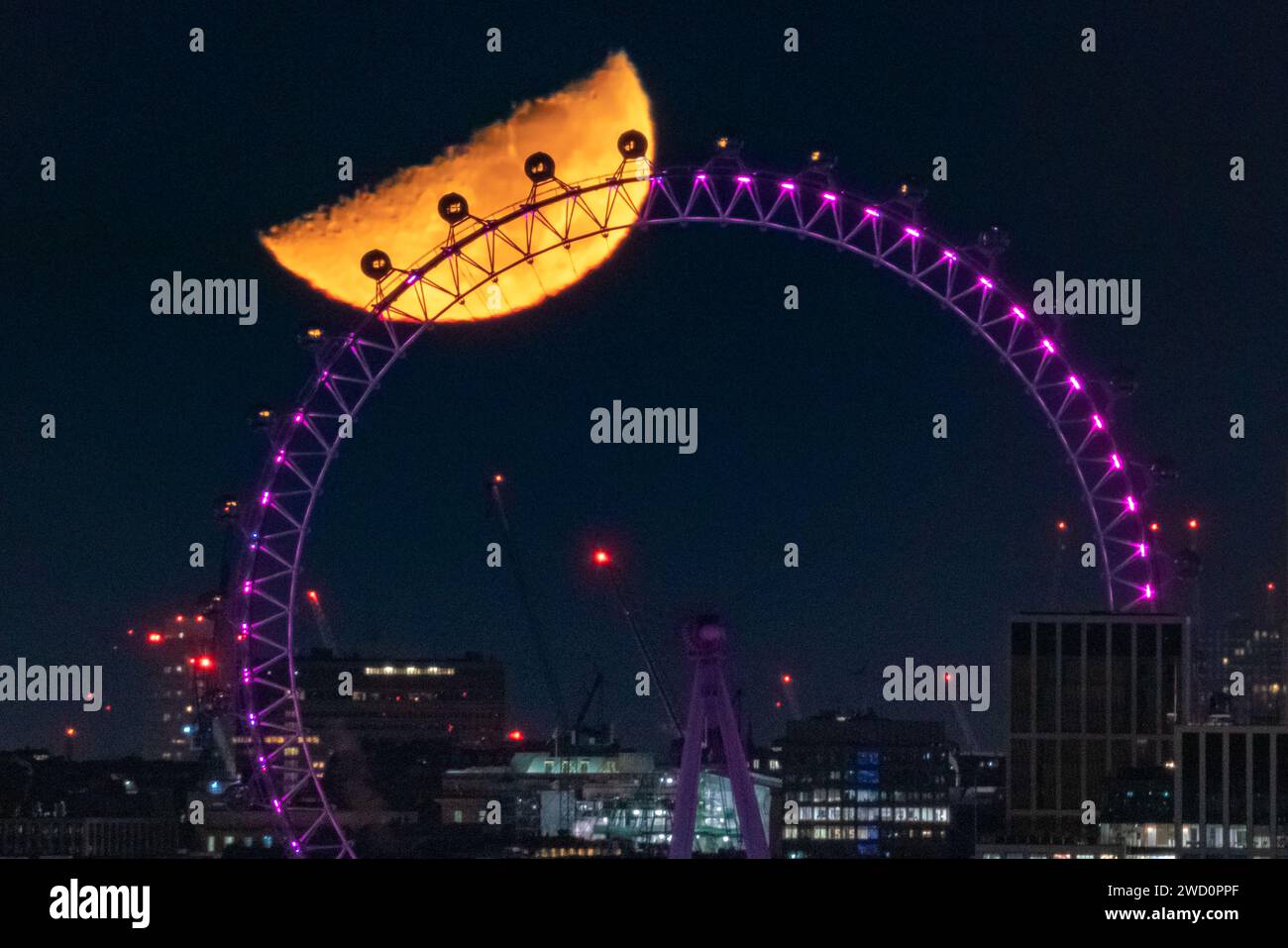 Londres, Royaume-Uni. 18 janvier 2024. UK Météo : 45,3% cire la lune gibbeuse se couche à travers la grande roue du London Eye dans les premières heures du jeudi matin alors que les températures chutent en dessous du point de congélation. Crédit : Guy Corbishley/Alamy Live News Banque D'Images