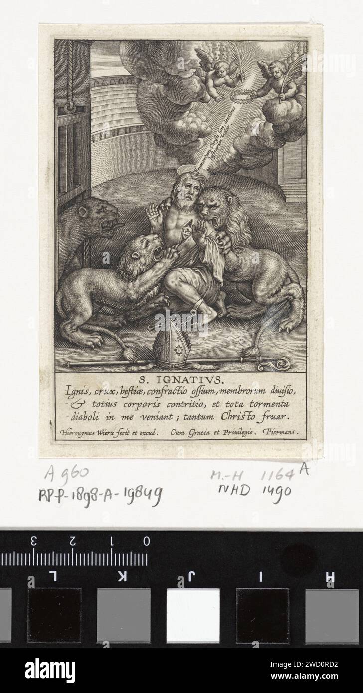 Martyre de H. Ignace d'Antioche, Hieronymus Wierix, 1563 - avant 1619 impression dans un amphithéâtre, Saint Ignace, troisième évêque d'Antioche, est déchiré par Leeuwen. Sur son cœur le monogramme du Christ : 'IHs'. Le personnel et le mijter de Bishop sont au premier plan. Deux anges lui apportent des branches de palmier et une couronne de Laurier. Dans la marge, une légende à trois faces en latin. Anvers gravure sur papier St. Ignace d'Antioche est jeté aux lions dans l'arène Banque D'Images