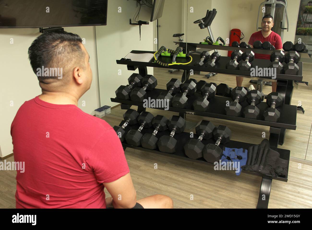 L'homme adulte latino-américain à peau foncée souffre de fatigue musculaire, de fatigue et d'épuisement extrême des fibres musculaires dues à une activité physique intense Banque D'Images