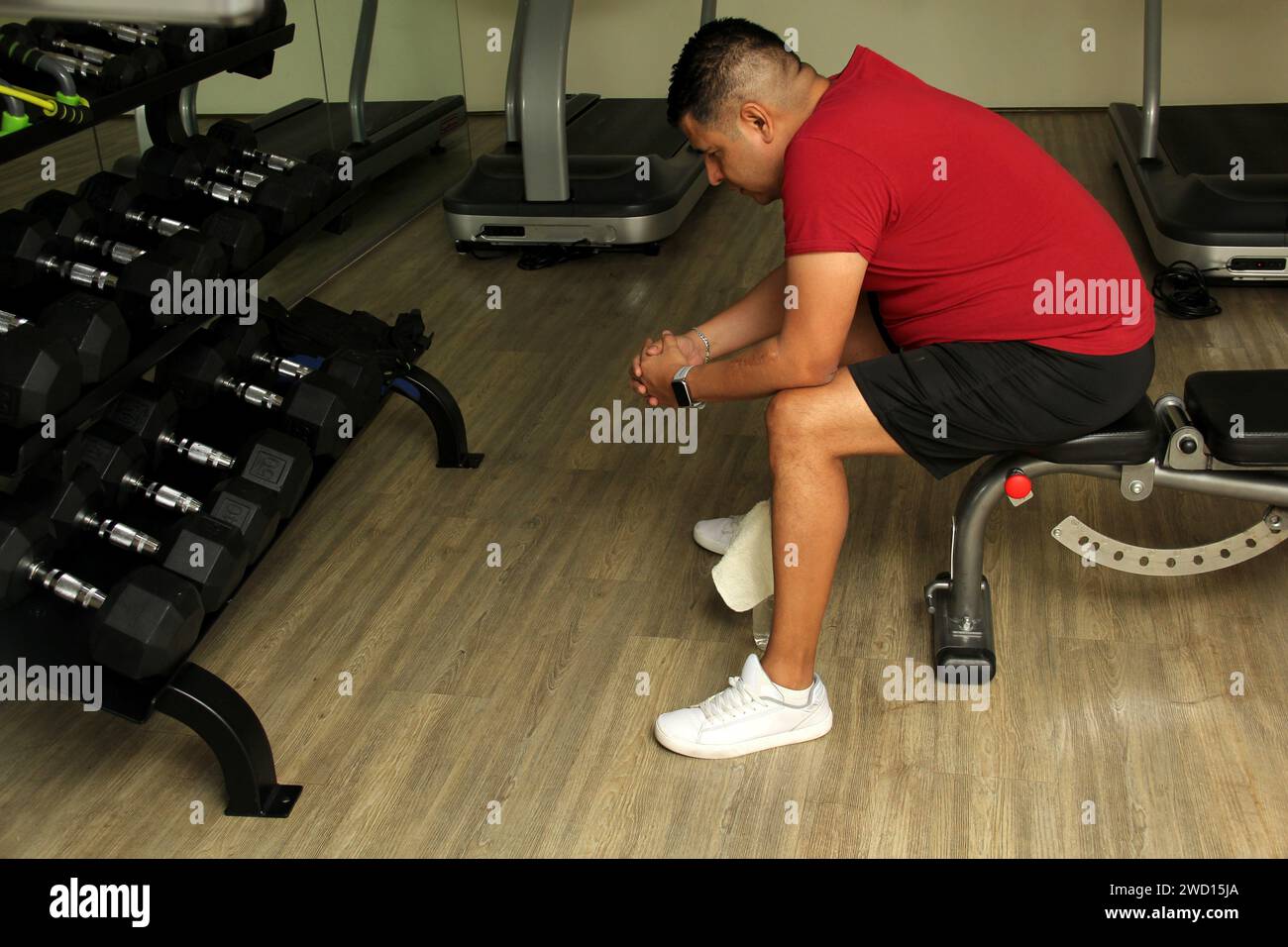 L'homme adulte latino-américain à peau foncée souffre de fatigue musculaire, de fatigue et d'épuisement extrême des fibres musculaires dues à une activité physique intense Banque D'Images