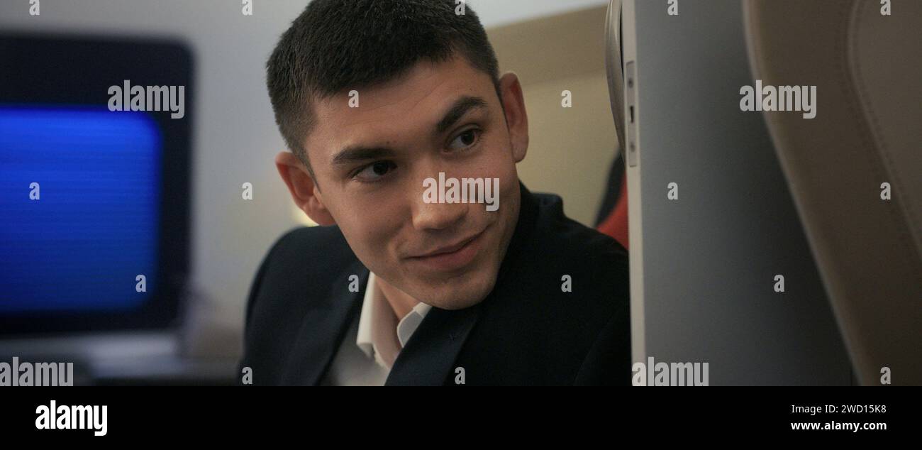 DATE DE SORTIE : 9 février 2024. TITRE : mise à niveau. STUDIO : Gulfstream Pictures. RÉALISATEUR : Carlson Young. INTRIGUE : il suit Ana, une stagiaire en art en herbe qui est invitée à un voyage de travail de dernière minute à Londres par son super patron, rencontrant le beau et riche William dans l'avion. AVEC : ARCHIE RENAUX dans le rôle de William. (Image de crédit : © Gulfstream Pictures/Entertainment Pictures/ZUMAPRESS.com) USAGE ÉDITORIAL SEULEMENT! Non destiné à UN USAGE commercial ! Banque D'Images