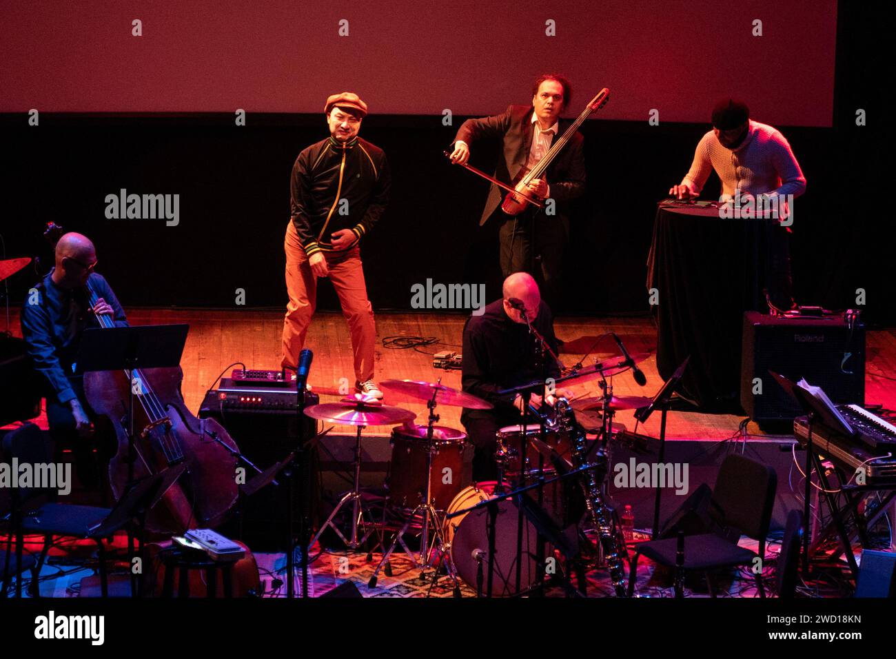 New York, États-Unis. 17 janvier 2024. Le danseur Michael Sakamoto et DJ Spooky jouent avec Sakamoto Tribute ensemble à la Roulette à New York le 17 janvier 2024 dans le cadre du Winter JazzFest. Les musiciens ont interprété la musique du compositeur, pianiste et acteur japonais Ryuichi Sakamoto en hommage à sa mort prématurée en 2023. Les concertgoers ont également contribué à la Fondation Sakamoto « Trees for Sakamoto ». (Photo de Lev Radin/Sipa USA) crédit : SIPA USA/Alamy Live News Banque D'Images