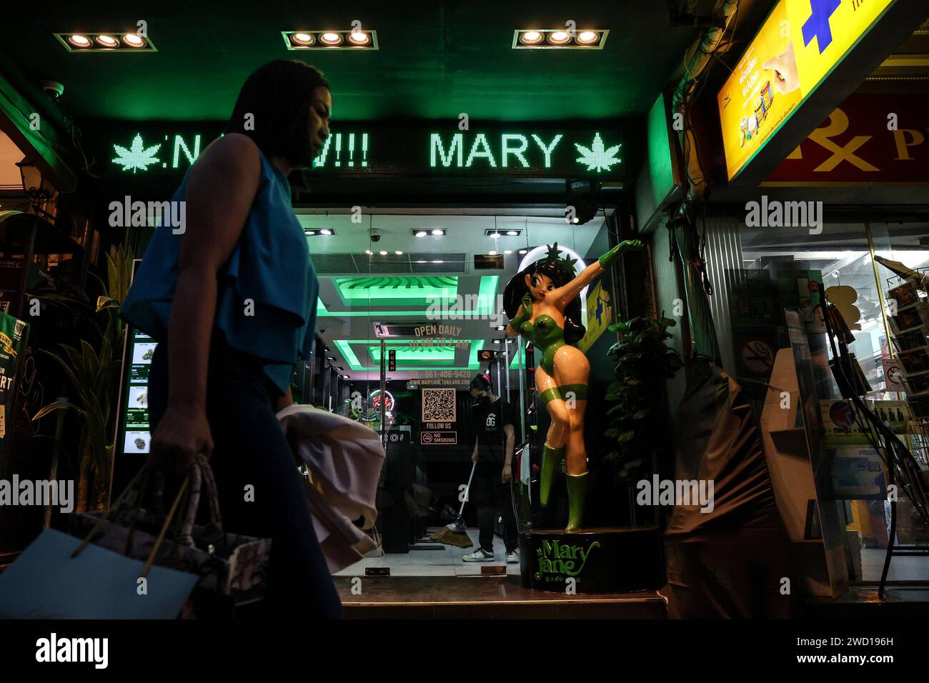 Bangkok, Thaïlande. 17 janvier 2024. Une femme passe devant un dispensaire de cannabis dans le district de Nana à Bangkok, Thaïlande, le 17 janvier 2024. Le nouveau gouvernement thaïlandais a présenté un projet de loi visant à modifier la législation actuelle sur le cannabis afin d’interdire l’usage récréatif du cannabis après que le pays ait décriminalisé le cannabis récréatif en 2022. (Image de crédit : © Valeria Mongelli/ZUMA Press Wire) USAGE ÉDITORIAL SEULEMENT! Non destiné à UN USAGE commercial ! Banque D'Images
