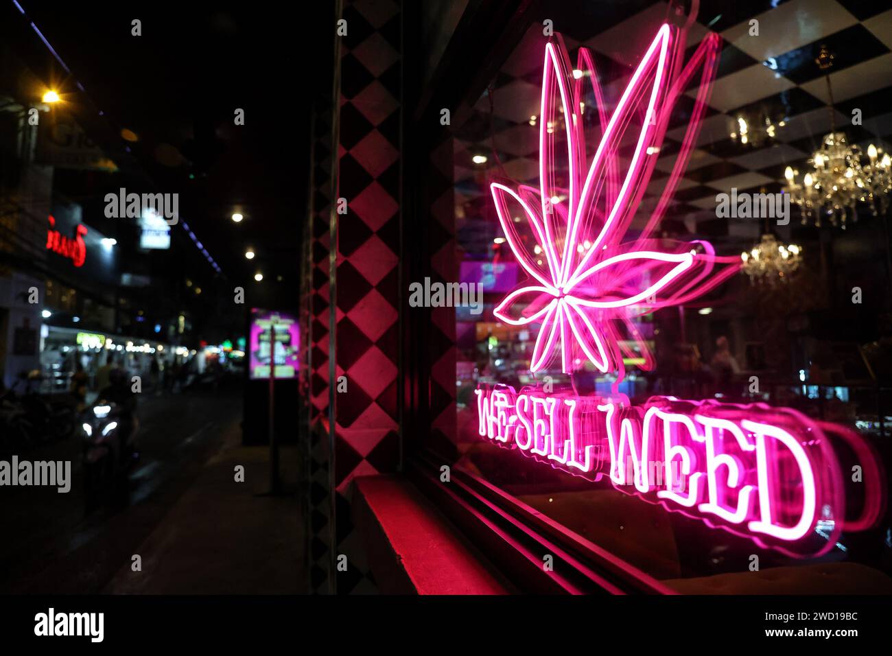 Bangkok, Thaïlande. 17 janvier 2024. Signalisation indiquant ''nous vendons de l'herbe'' dans un dispensaire de cannabis dans le district de Nana à Bangkok, Thaïlande, le 17 janvier 2024. Le nouveau gouvernement thaïlandais a présenté un projet de loi visant à modifier la législation actuelle sur le cannabis afin d’interdire l’usage récréatif du cannabis après que le pays ait décriminalisé le cannabis récréatif en 2022. (Image de crédit : © Valeria Mongelli/ZUMA Press Wire) USAGE ÉDITORIAL SEULEMENT! Non destiné à UN USAGE commercial ! Banque D'Images