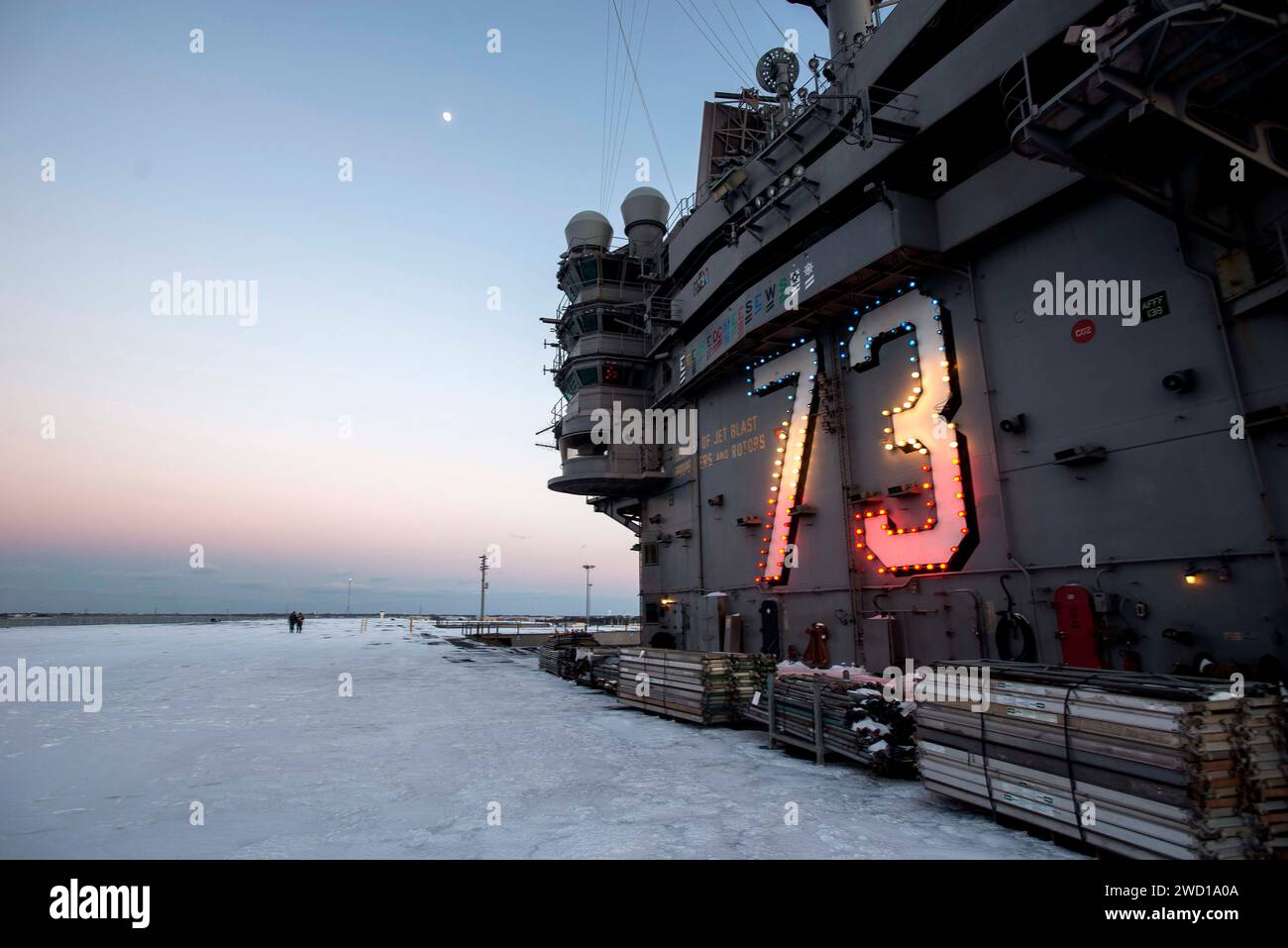 Le pont d'envol du porte-avions USS George Washington couvert de glace et de neige. Banque D'Images