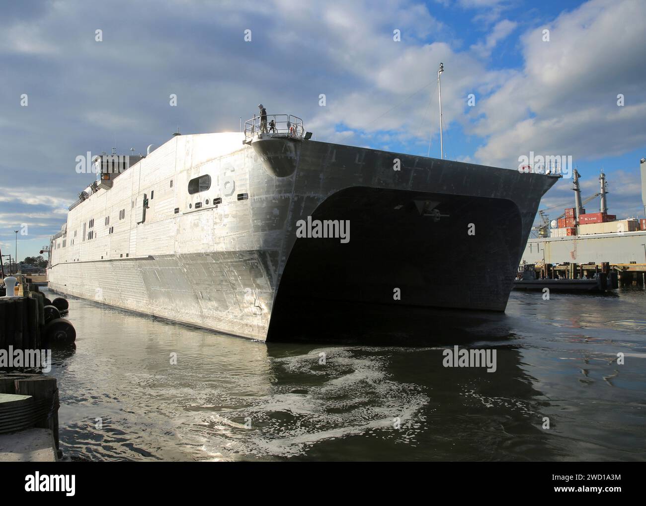 USNS Brunswick quitte la joint Expeditionary base Little Creek-fort Story à Virginia Beach, Virginie. Banque D'Images