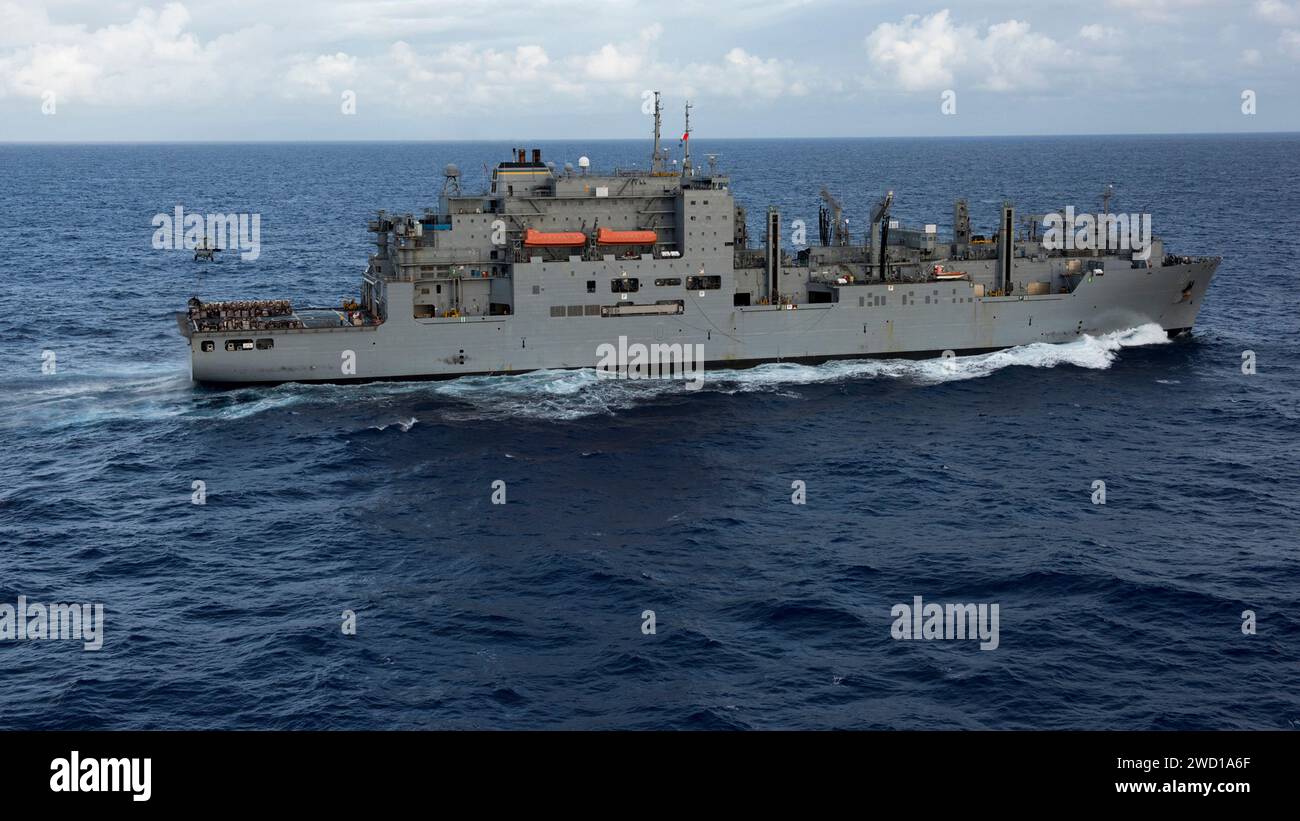 Le navire de cargaison sèche et de munitions USNS Charles Drew traverse l'océan Pacifique. Banque D'Images