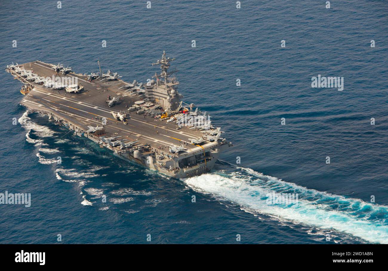 Le porte-avions USS George H.W. Bush traverse la mer Méditerranée. Banque D'Images