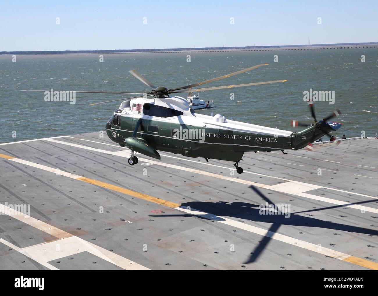 Hélicoptère Marine One atterrissant sur le poste d'envol de l'unité de pré-mise en service Gerald R. Ford Banque D'Images