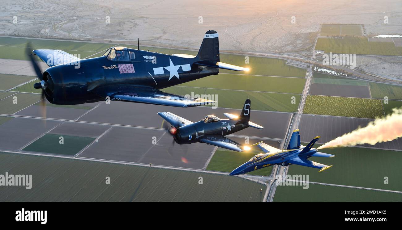 Les Blue Angels participent à un vol patrimonial aux côtés d’un F6F Hellcat et d’un F8F Bearcat. Banque D'Images