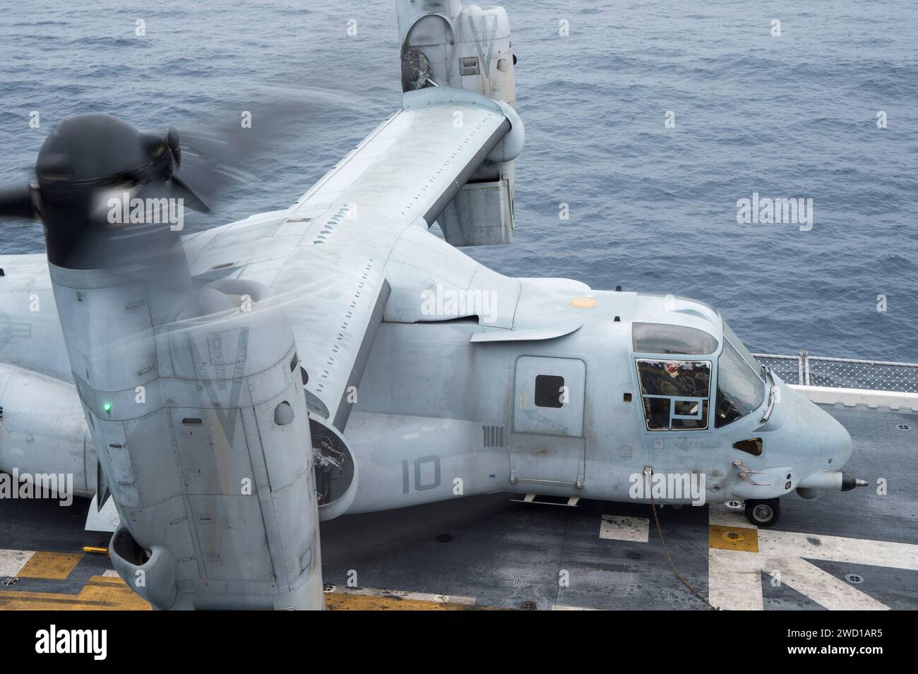 Un MV-22B Osprey fait tourner ses rotors lors des vérifications préalables au vol à bord de l'USS Bonhomme Richard. Banque D'Images