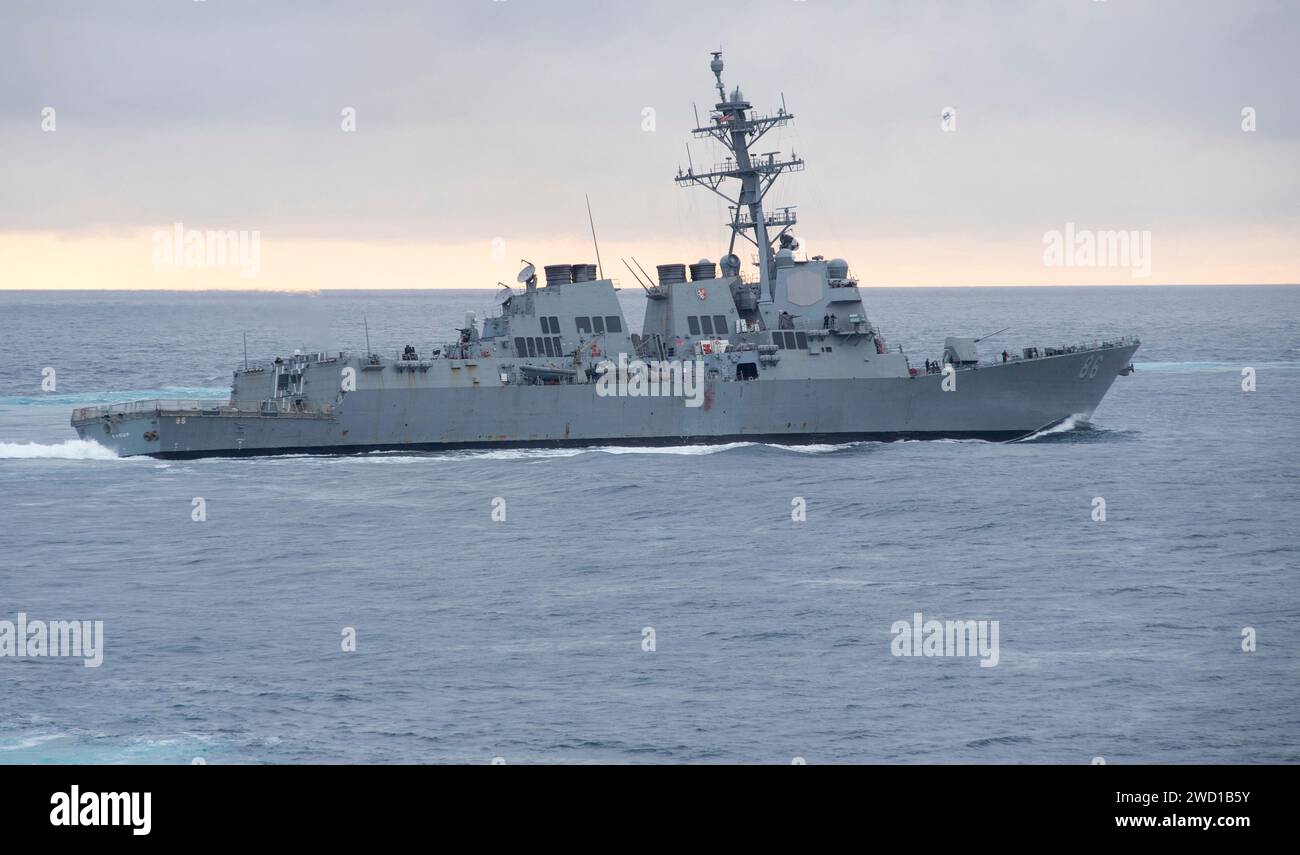 Le destroyer de missiles guidés USS Shoup est en cours dans l'océan Pacifique. Banque D'Images