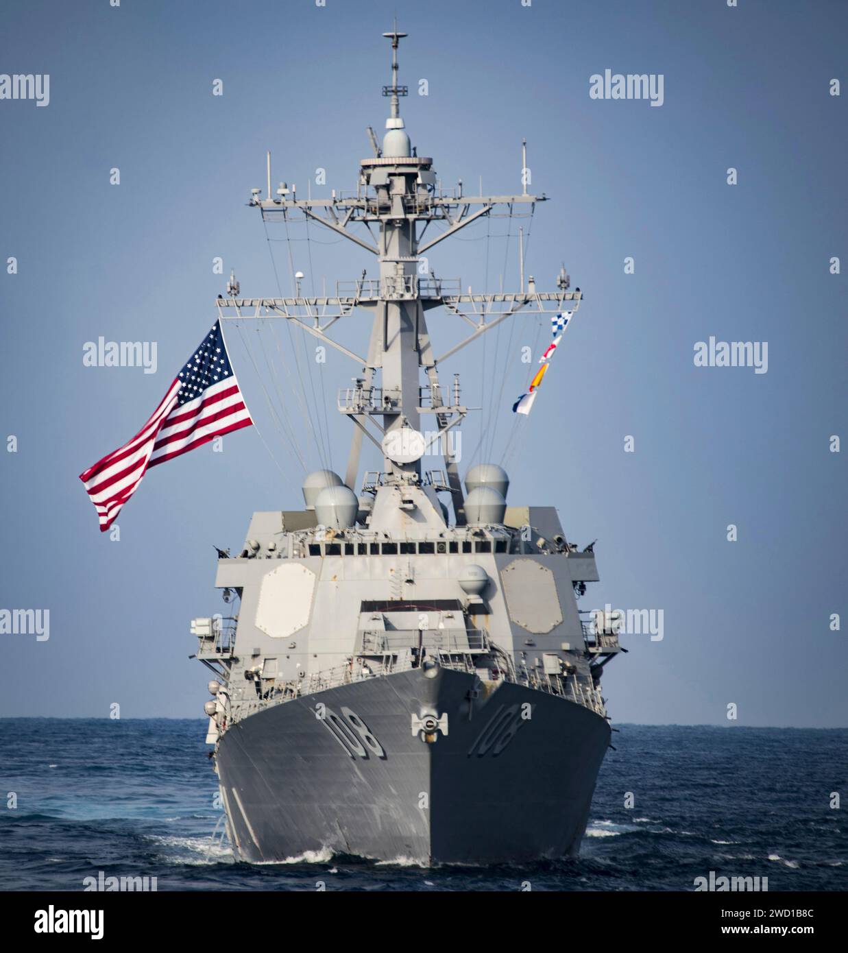 Le destroyer à missiles guidés USS Wayne E. Meyer transite dans la mer des Philippines. Banque D'Images