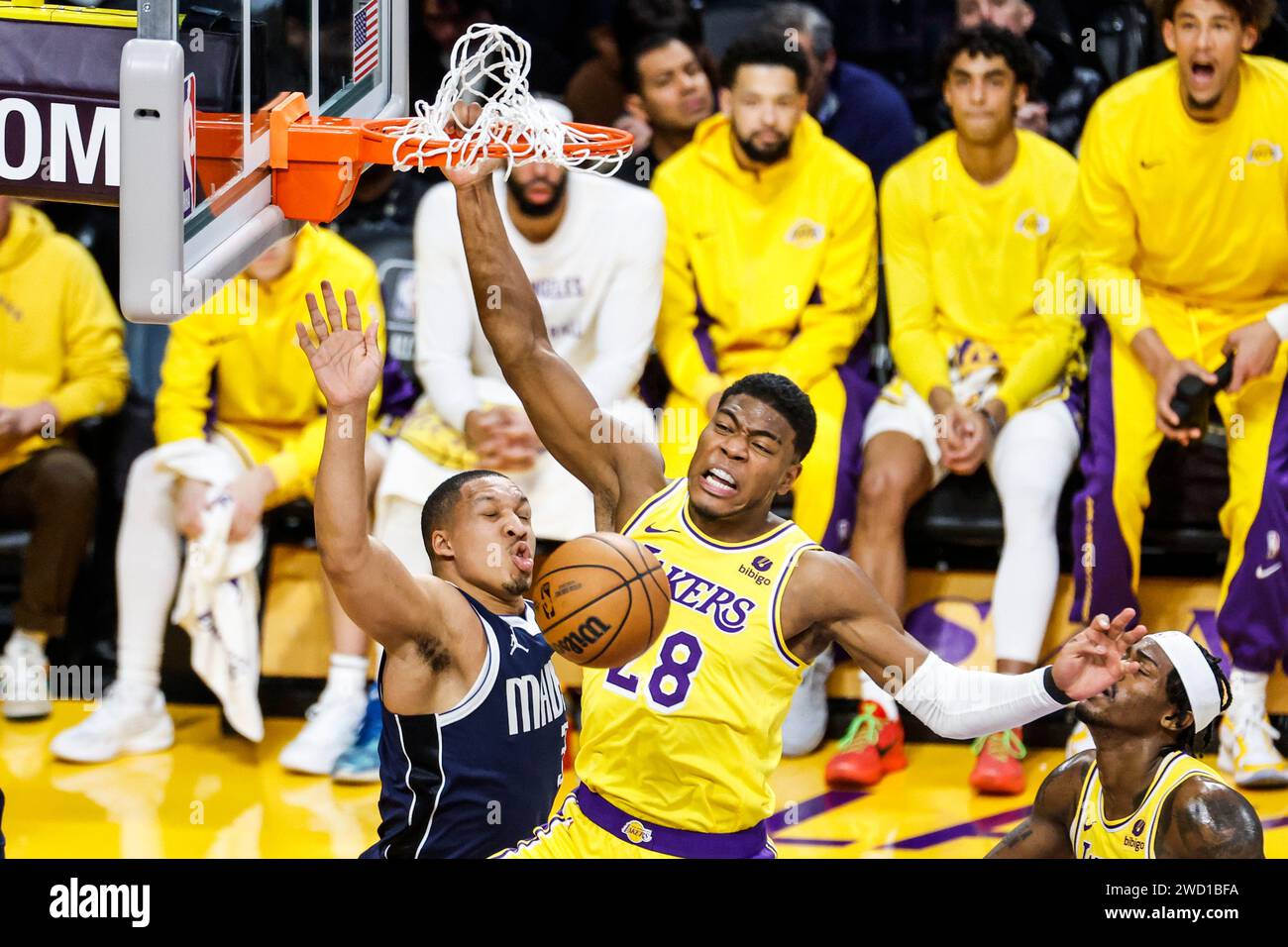 Los Angeles, États-Unis. 17 janvier 2024. Rui Hachimura des Lakers de Los Angeles (à droite) et Grant Williams des Mavericks de Dallas (à gauche) vus en action lors du match de basket-ball NBA entre les Lakers de Los Angeles et les Mavericks de Dallas au Crypto.com Arena. Score final ; Los Angeles Lakers 127:110 Dallas Mavericks. Crédit : SOPA Images Limited/Alamy Live News Banque D'Images